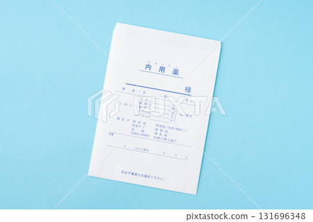 淺藍色背景內用藥袋 淺藍色背景內用藥袋 131696348