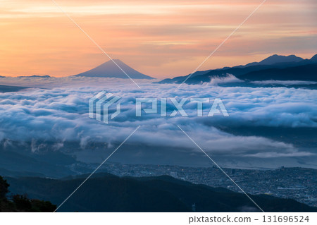 從高木崎高原眺望，清晨浮現在詰訪湖雲海的富士山 131696524