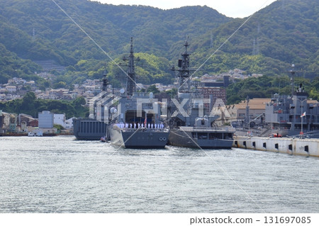 The cityscape of Kure and the view of Self-Defense Force members lining up on a destroyer (Kure City, Hiroshima Prefecture) 131697085