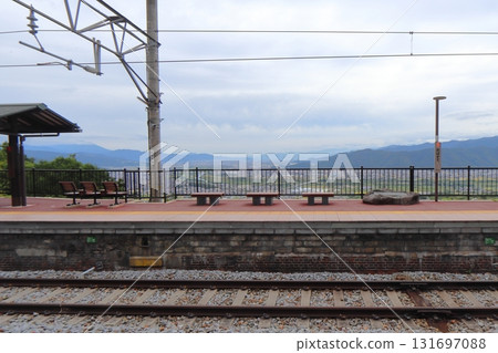 從娘舍站看到的景色和站牌（JR篠之井線） 131697088