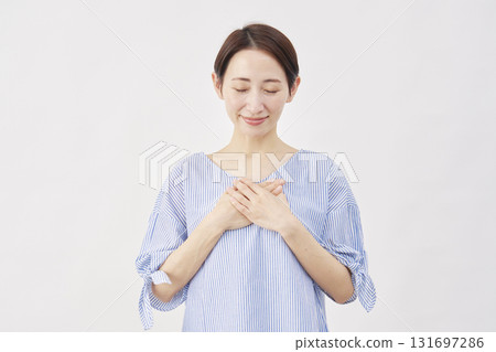 中年女性，如釋重負，白色背景 131697286