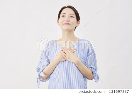 中年女性，如釋重負，白色背景 131697287