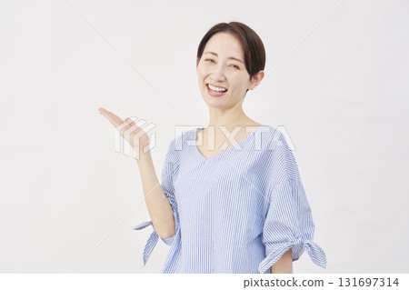 中年女性，手掌指向左側，白色背景 131697314