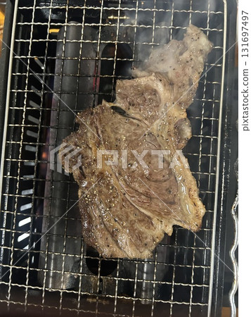在烘焙機中烤製的多汁豪華烤肉 在烘焙機中烤製的多汁豪華烤肉 131697497