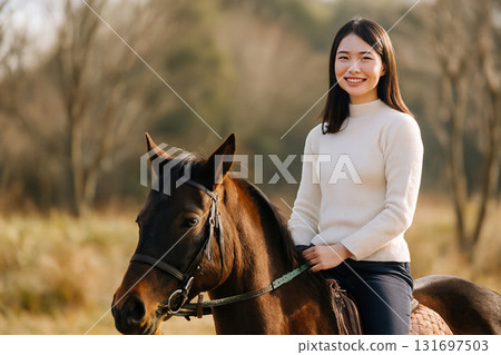 馬和年輕女子 131697503