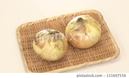 洋蔥:一種主食蔬菜和季節性食材,一年四季均可使用 洋蔥:一種主食蔬菜和季節性食材,一年四季均可使用 131697556