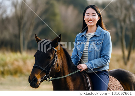 馬和年輕女子 131697601