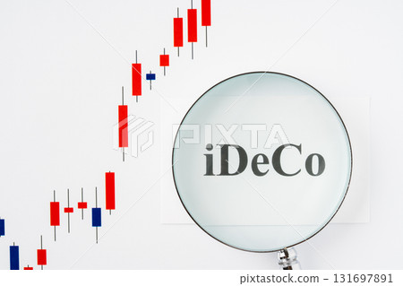 iDeCo 這個字和用放大鏡在白色背景上放大的燭台圖 131697891