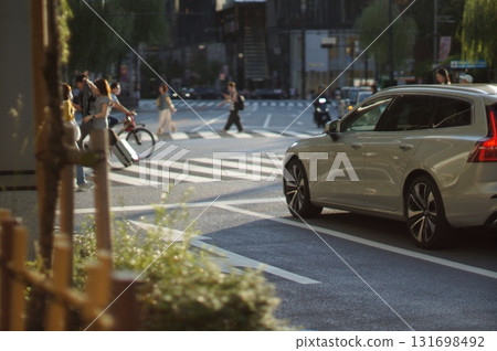人們穿越十字路口 人們穿越十字路口 131698492
