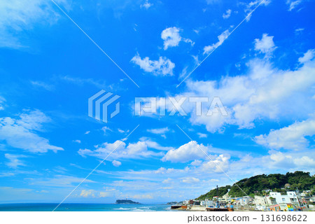 從湘南海岸稻村崎公園遠眺相模灣和江之島 131698622