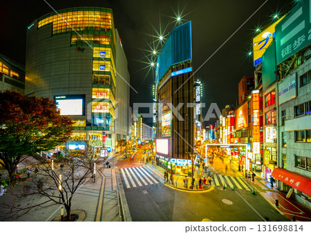 東京新宿車站前的夜景 131698814