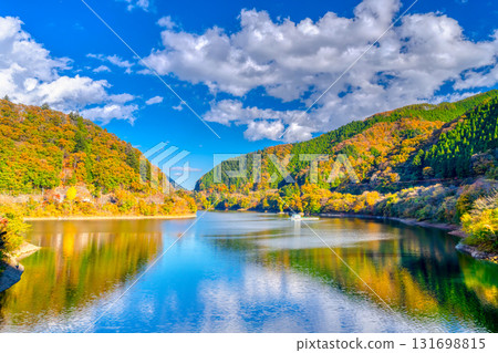 Autumn leaves at Lake Okutama in Tokyo 131698815