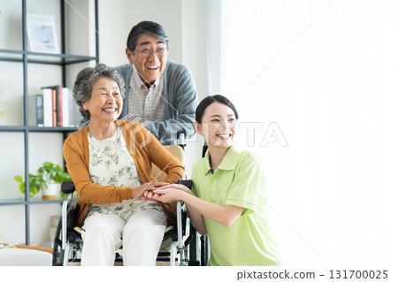 接受護理服務的老年夫婦 接受護理服務的老年夫婦 131700025
