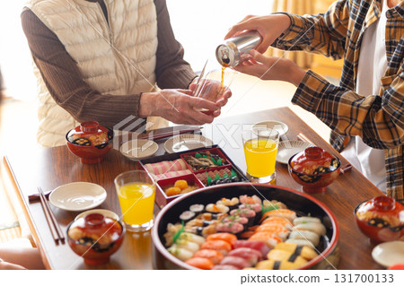 和回家的家人、奶奶一起吃年夜飯 和回家的家人、奶奶一起吃年夜飯 131700133