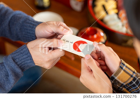 新年假期期間，一個孩子在父母家收到父親送的新年禮物 131700276