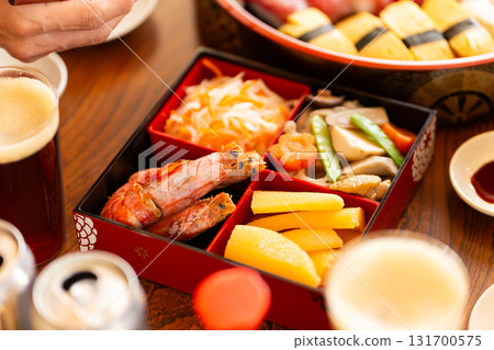 和回家的家人、奶奶一起吃年夜飯 和回家的家人、奶奶一起吃年夜飯 131700575