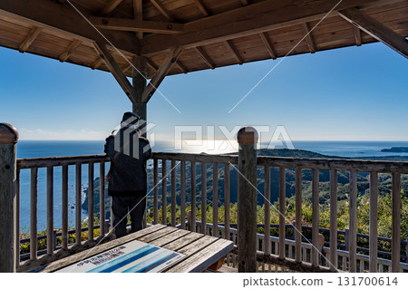 三重縣鳥羽市:一名男子在清晨從箱田山公園瞭望台拍攝伊勢海 三重縣鳥羽市:一名男子在清晨從箱田山公園瞭望台拍攝伊勢海 131700614