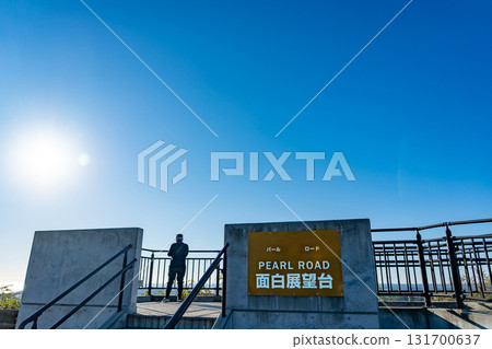 三重縣鳥羽市：清晨，一名男子在有趣的觀景台上拍攝伊勢海 131700637