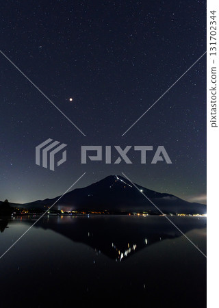 月全食和倒置的富士山(山中湖) 月全食和倒置的富士山(山中湖) 131702344