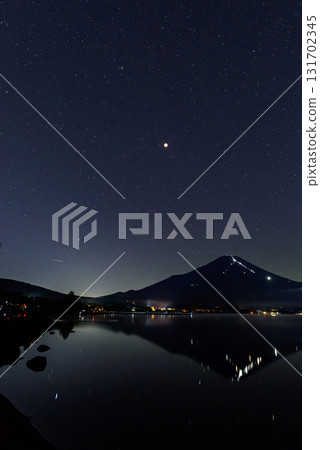 月全食和倒置的富士山（山中湖） 131702345