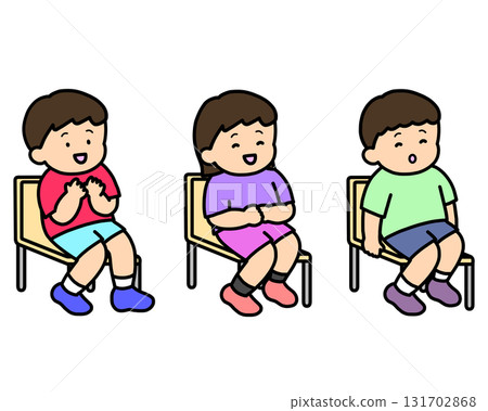 三個亞洲孩子正在聽課,沒有人舉手,也沒有桌子 三個亞洲孩子正在聽課,沒有人舉手,也沒有桌子 131702868