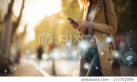 一位帶著數字數據行走的女性。這張照片象徵著科技時代的生活方式。 131702898