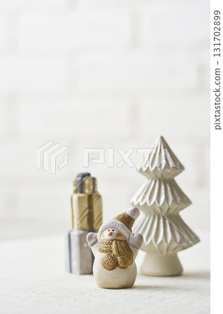 聖誕形象：雪人與禮物 131702899