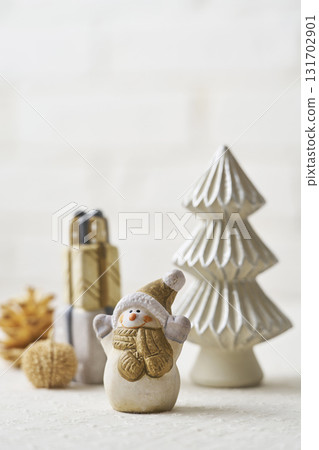 聖誕形象：雪人與禮物 131702901