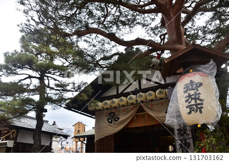 日本岐阜縣高山市-日枝神社禦旅所裝飾著燈籠,據說在春季高山節期間,眾神會在這裡休息。 日本岐阜縣高山市-日枝神社禦旅所裝飾著燈籠,據說在春季高山節期間,眾神會在這裡休息。 131703162