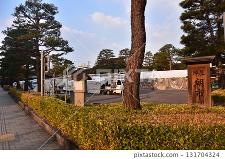 日本岐阜縣高山市：春季高山祭期間，陣屋早市入口及資訊牌。攤位出售當地特色商品。開市前。 131704324