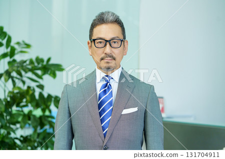 身穿夾克的中年男子上半身肖像。照片由Sky Perfect Tokyo Media Center提供。 身穿夾克的中年男子上半身肖像。照片由Sky Perfect Tokyo Media Center提供。 131704911