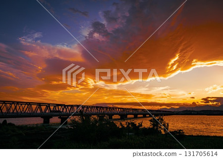 鮮紅的夕陽 鮮紅的夕陽 131705614