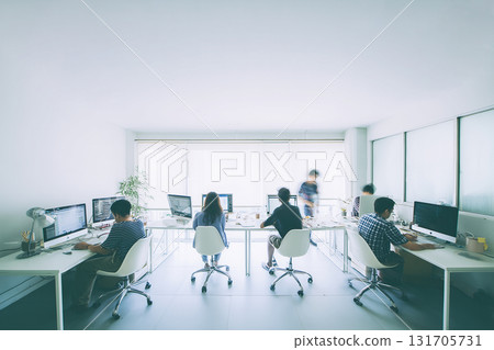 辦公室場景，在室內，在辦公桌前工作 131705731