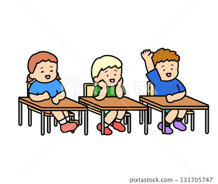 三個白人孩子正在聽講座，有的舉手，有的坐在桌子旁 131705747