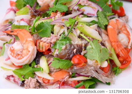 泰國和民族菜餚包括 yam woon sen（自製）以及粉絲、海鮮和香菜沙拉。 131706308