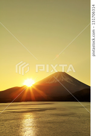 日本的黎明富士山和太陽 131706314