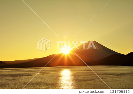 日本的黎明富士山和太陽 131706315