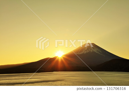 日本的黎明富士山和太陽 131706316