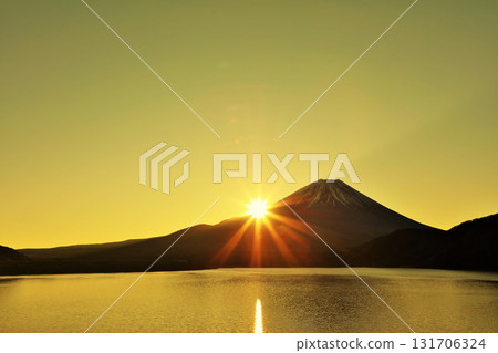 日本的黎明富士山和太陽 131706324
