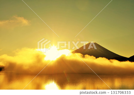 The sun at dawn, the sea of clouds, and Mt. Fuji The sun at dawn, the sea of clouds, and Mt. Fuji 131706333