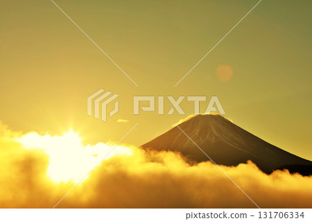 黎明時分的太陽，雲海和富士山 131706334