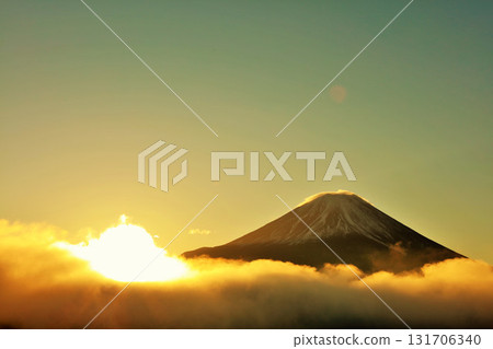 The sun at dawn, the sea of clouds, and Mt. Fuji The sun at dawn, the sea of clouds, and Mt. Fuji 131706340