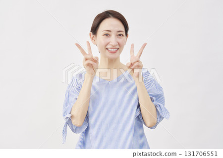 中年婦女雙手放在白色背景上的和平標誌 131706551