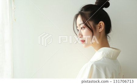 一個女人站在窗邊 一個女人站在窗邊 131706713