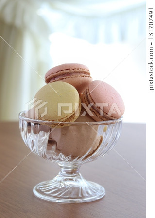 玻璃碗裡的彩色馬卡龍 玻璃碗裡的彩色馬卡龍 131707491