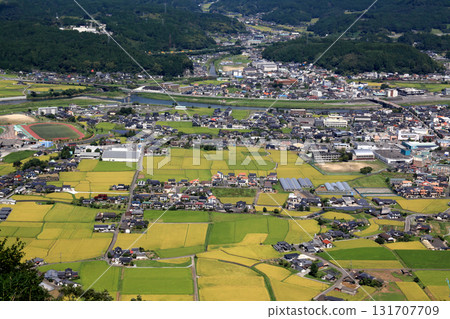 從大分縣玖珠町霧羽山頂眺望。玖珠盆地的田園風光和街道景觀。 從大分縣玖珠町霧羽山頂眺望。玖珠盆地的田園風光和街道景觀。 131707709