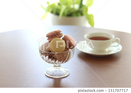Macaron and tea 131707717
