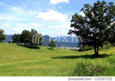 A refreshing view of the green grassland on top of Mount Kirikabu in Kusu Town, Oita Prefecture A refreshing view of the green grassland on top of Mount Kirikabu in Kusu Town, Oita Prefecture 131707722