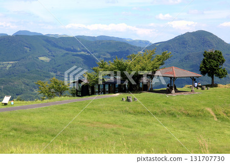 A refreshing view of the green grassland on top of Mount Kirikabu in Kusu Town, Oita Prefecture A refreshing view of the green grassland on top of Mount Kirikabu in Kusu Town, Oita Prefecture 131707730
