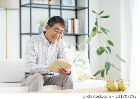 老年會員在客廳看書 131707782